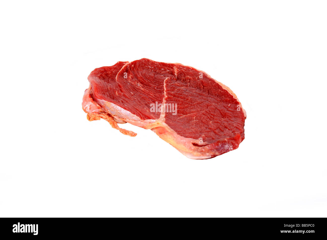 Pezzo di materie bistecca carne contro uno sfondo bianco Foto Stock