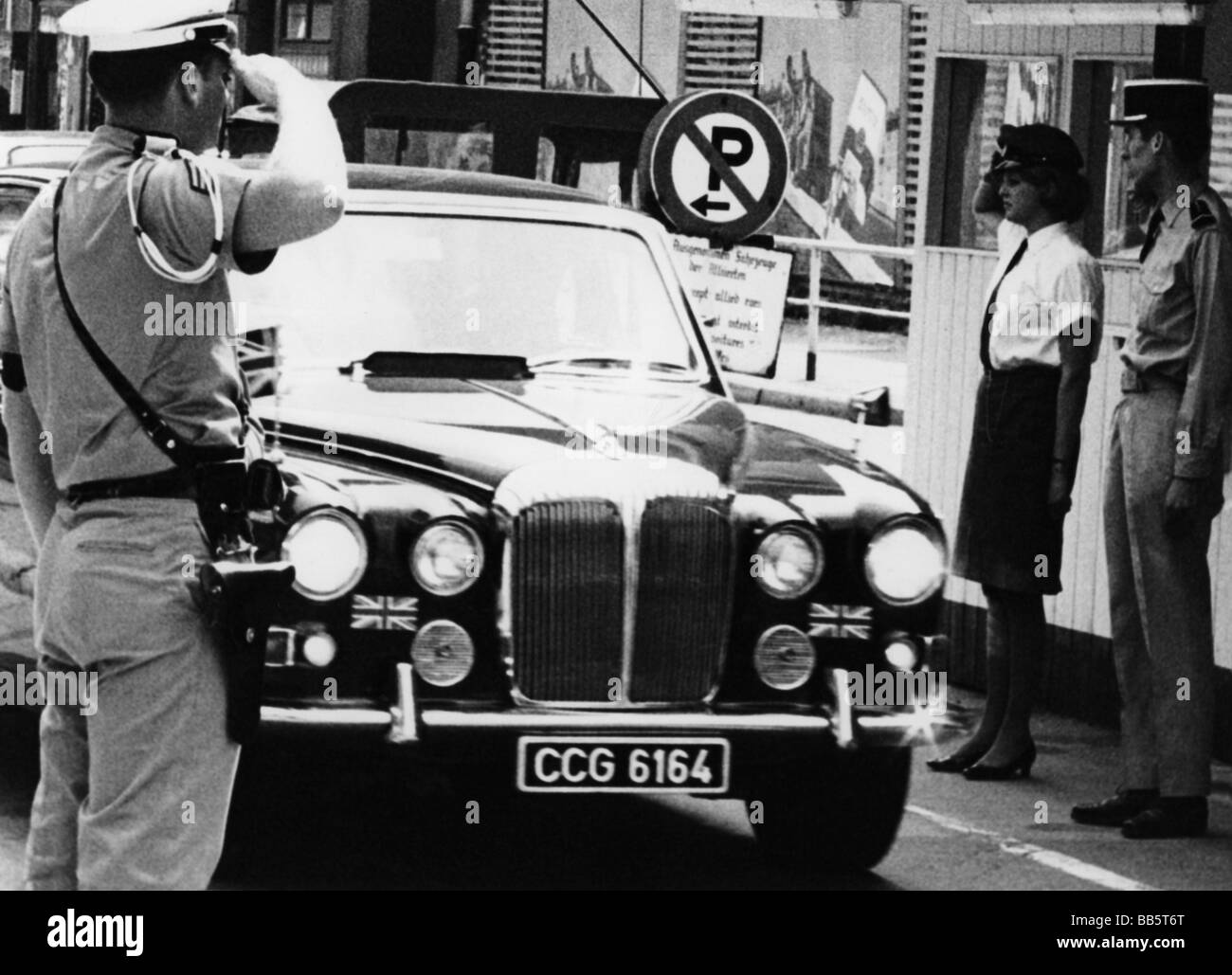 Geografia / viaggio, Germania, Berlino, muro, Checkpoint Charlie, valico di frontiera per Allied Personal, Friedrichstrasse, ambasciatore britannico che attraversa il confine, polizia militare alleata, 1970, Foto Stock