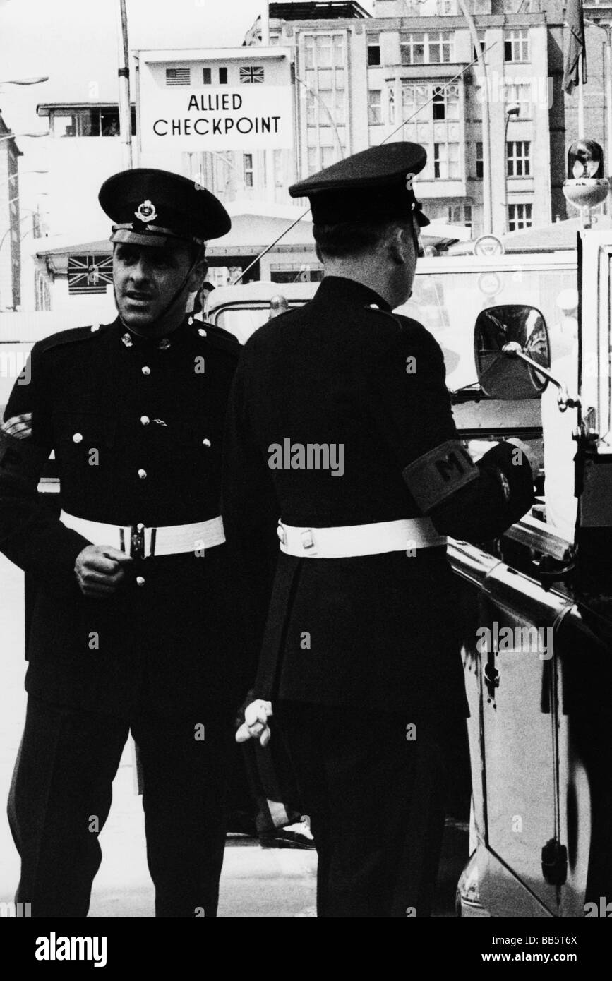 Geografia / viaggio, Germania, Berlino, muro, Checkpoint Charlie, valico di frontiera per Allied Personal, Friedrichstrasse, polizia militare britannica, scorta per l'ambasciatore britannico, 1970, Foto Stock