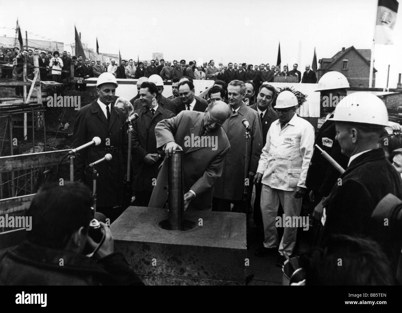 Ulbricht, Walter, 30.6.1893 - 1.8.1973, politico tedesco, che pone la pietra angolare per un nuovo edificio di VEB Carl Zeiss, Jena, 1968, Foto Stock