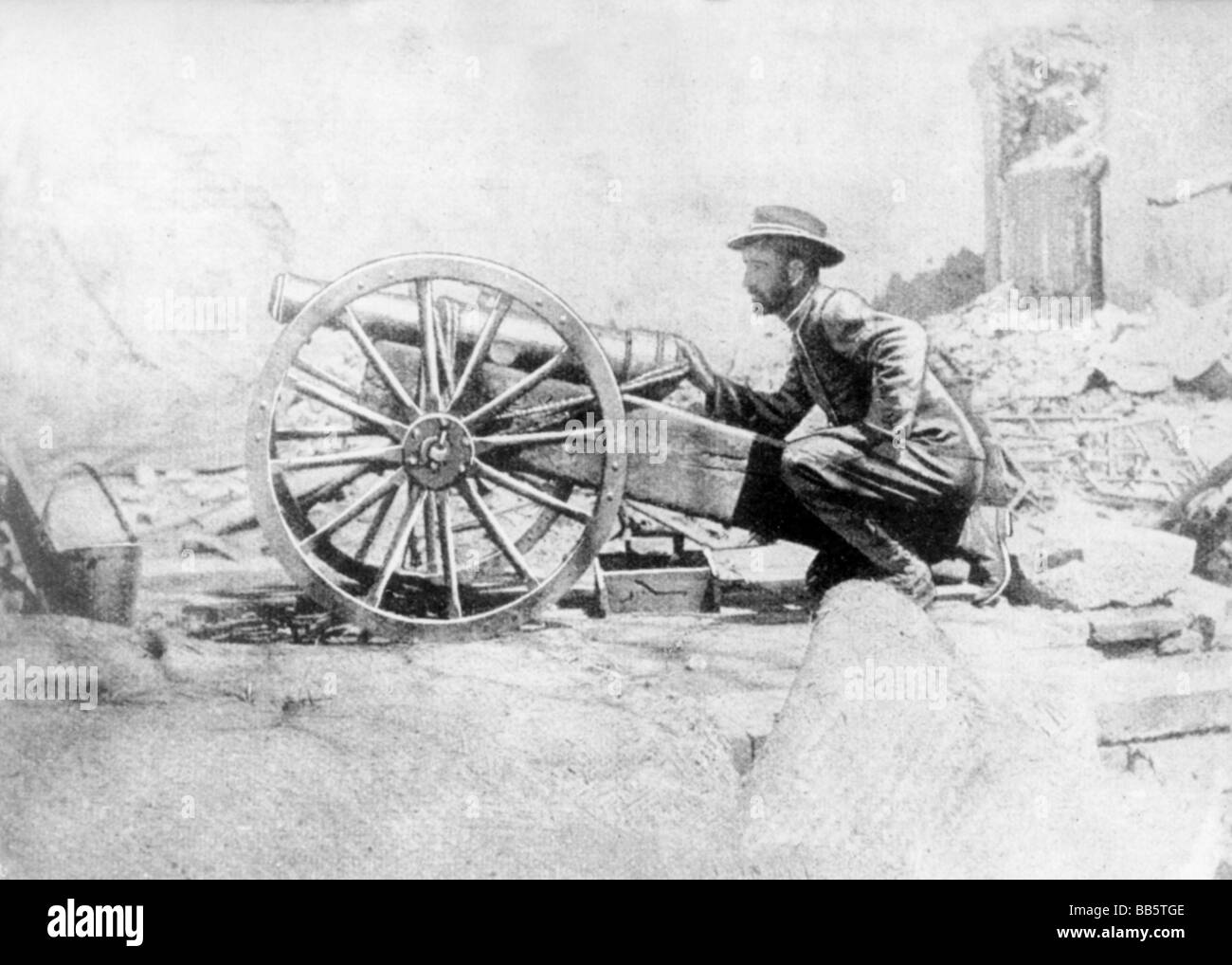 Geografia / viaggi, Cina, politica, Boxer Rebellion, pistola in distrutti corte anteriore dell'Ambasciata britannica a Pechino, 1900, Foto Stock
