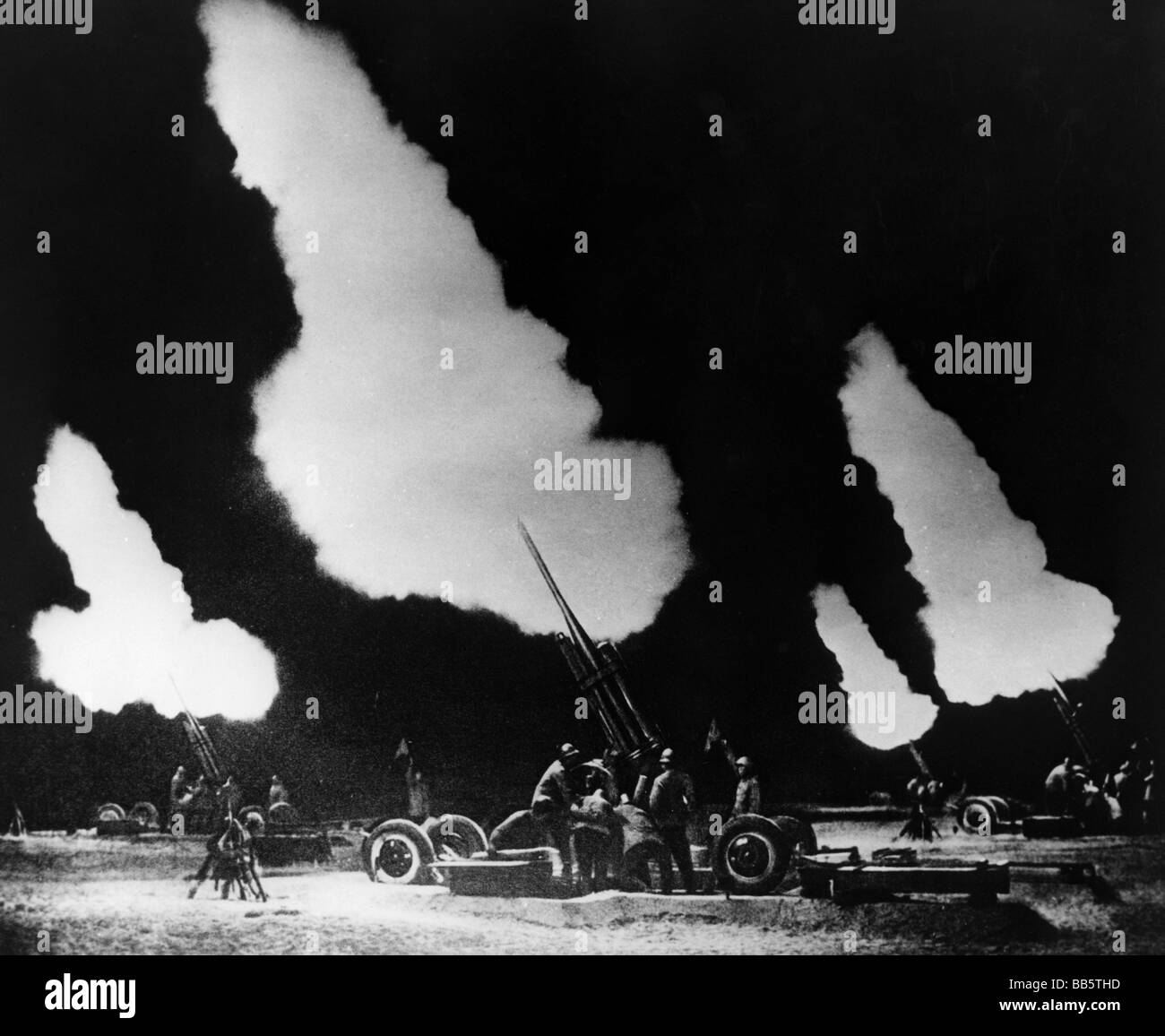 Geografia / viaggio, Cina, politica, una batteria anti-aereo cinese durante la formazione di notte, agosto 1966, Foto Stock