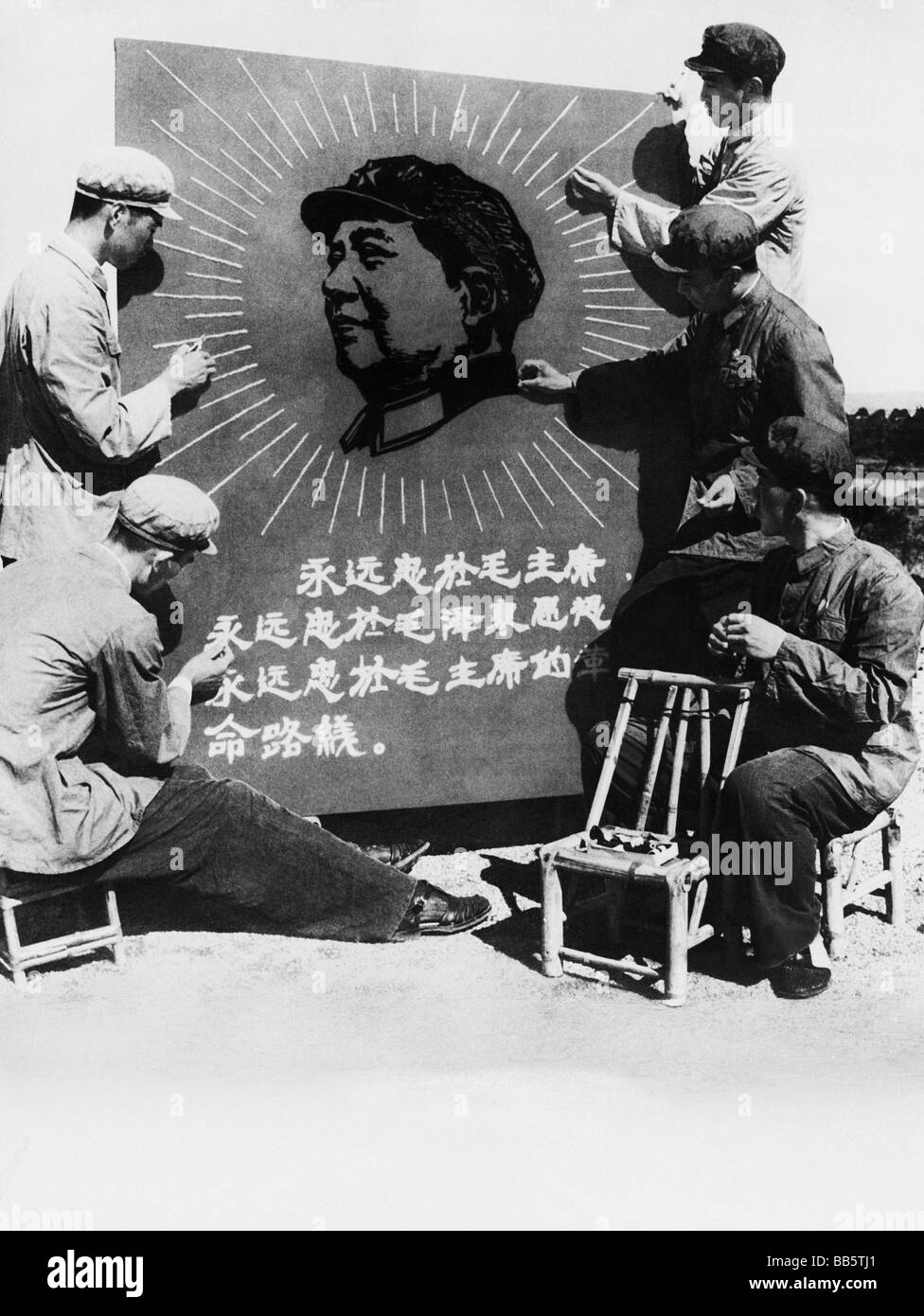 Geografia / viaggi, Cina, politica, propaganda, cinese dei piloti militari facendo una stitchery con una foto di Mao Zedong, 1968, Foto Stock