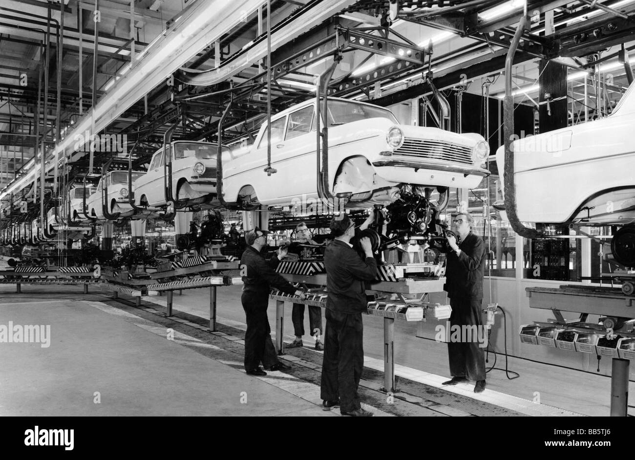 Industria, industria automobilistica, linea di assemblaggio in fabbrica Opel  i, Bochum, Germania, 1962 Foto stock - Alamy