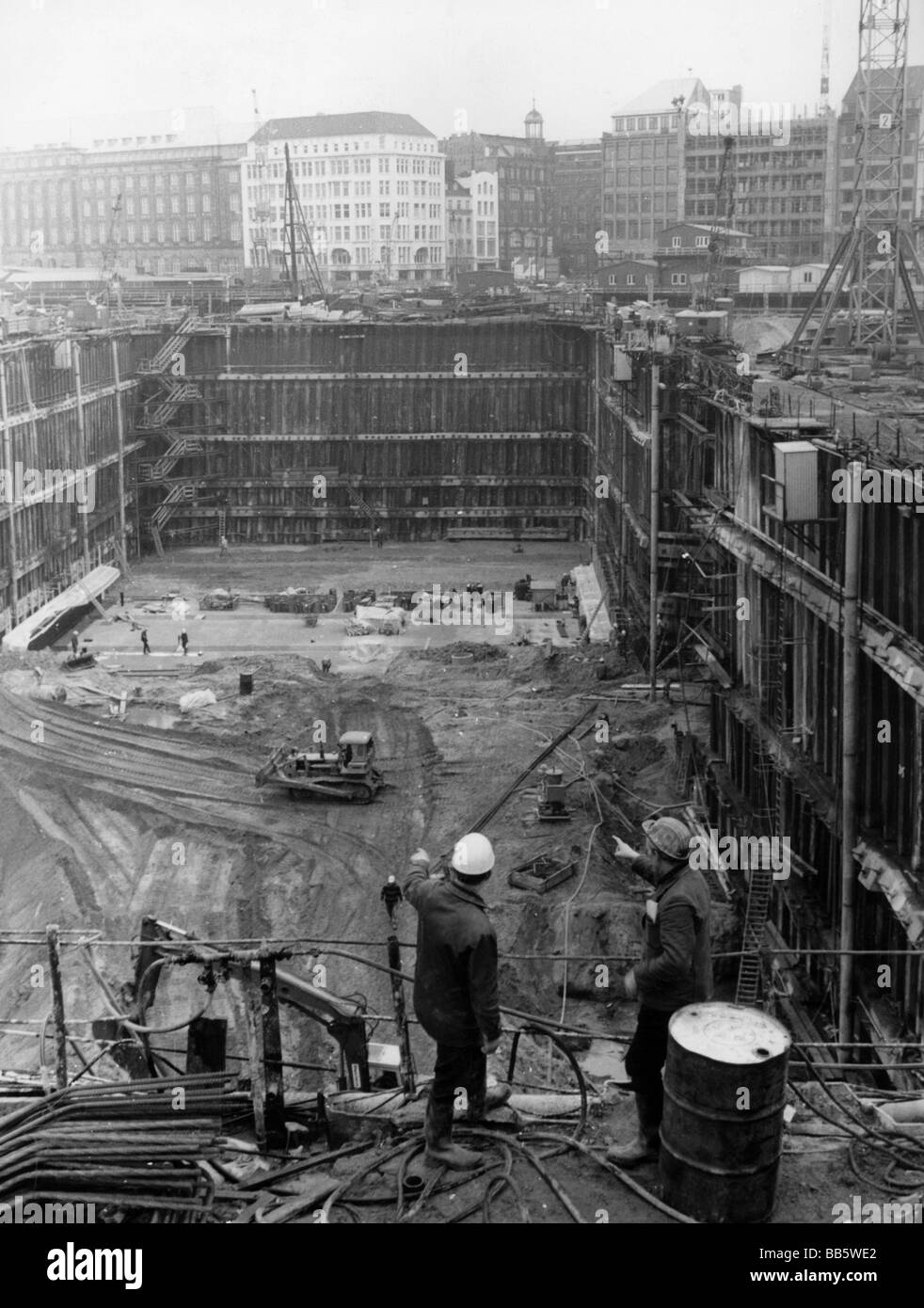Architettura, lavori di costruzione, lavoratori edili nel cantiere, Alster Interno, Amburgo, Germania, 1960s, Foto Stock