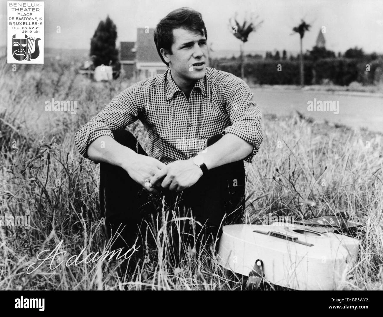 Adamo, Salvatore * 1.11.1943, cantante belga, a mezza lunghezza, seduto in erba, 1960s, Foto Stock