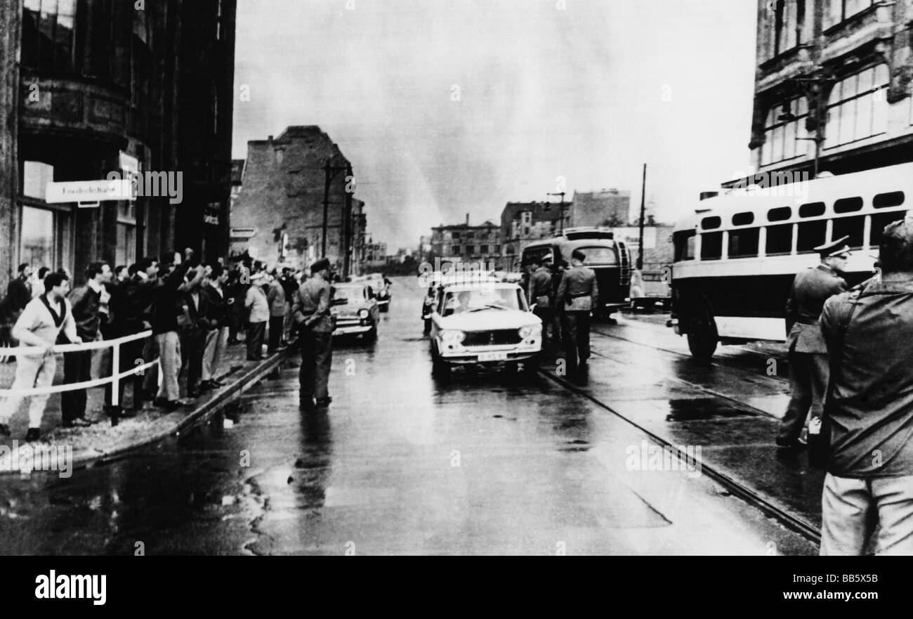 Geografia / viaggio, Germania, Berlino, politica, manifestanti Westberlin insultare i soldati sovietici in un autobus, Friedrichstrasse, 18.8.1962, Foto Stock