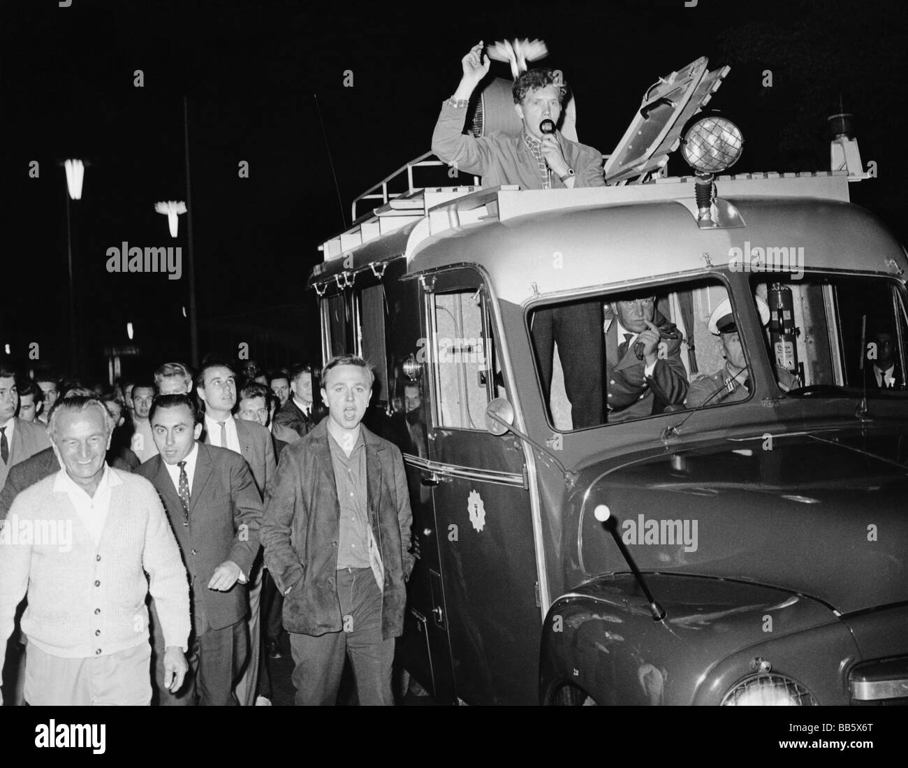 Geografia / viaggio, Germania, Berlino, politica, dimostrazione dopo la sparatoria di Peter Fechter da parte delle truppe di confine della Germania orientale, Wilhelmstrasse, 20.8.1962, Foto Stock