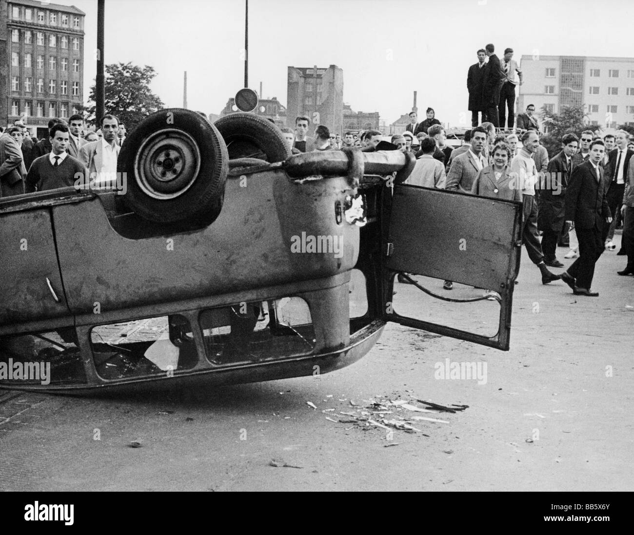 Geografia / viaggio, Germania, Berlino, politica, dimostrazione dopo la sparatoria di Peter Fechter da parte delle truppe di confine della Germania orientale, Kochstrasse, 20.8.1962, Foto Stock