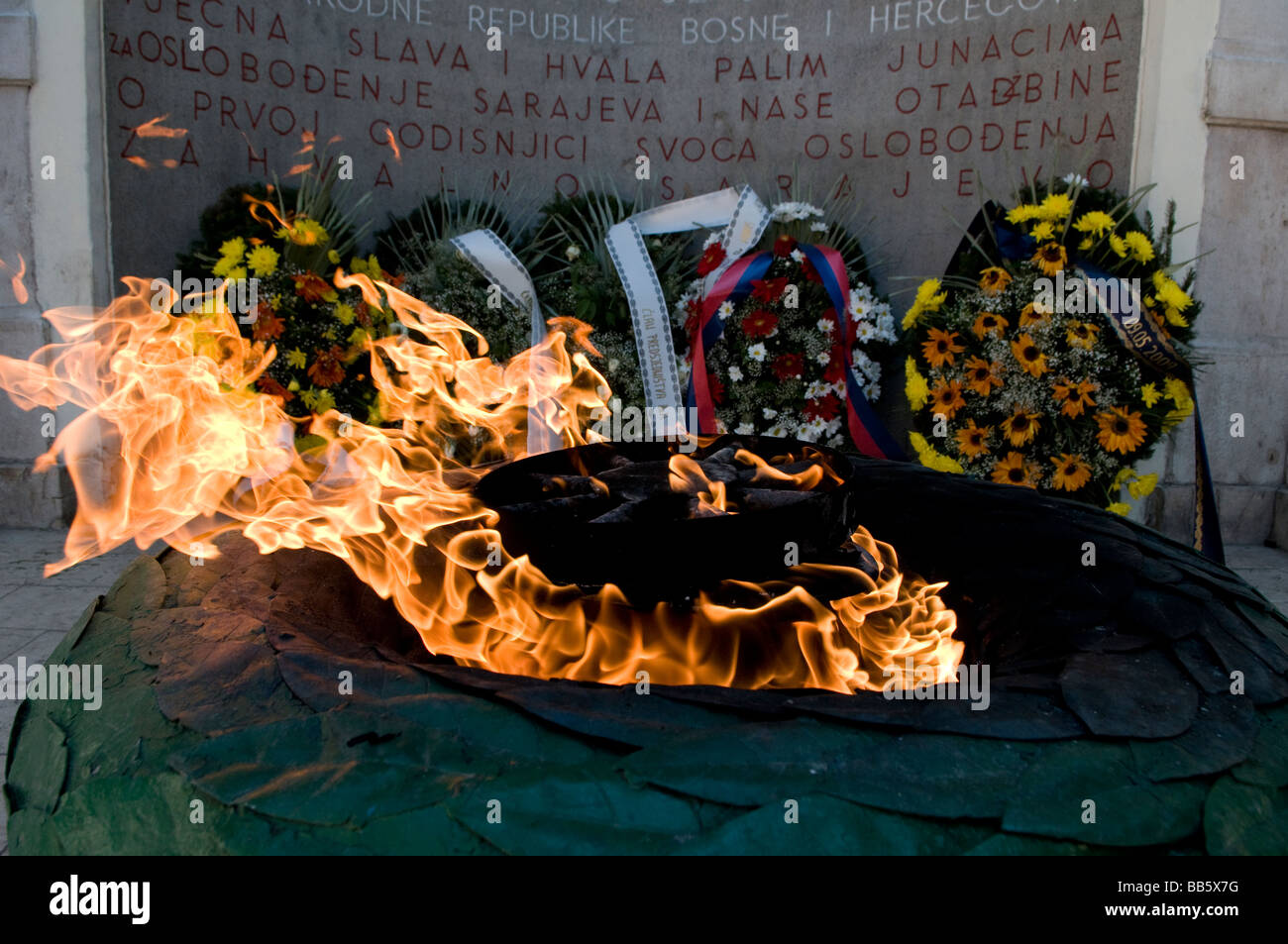 La fiamma eterna per le vittime militari e civili della seconda guerra mondiale a Sarajevo capitale della Bosnia ed Erzegovina Foto Stock