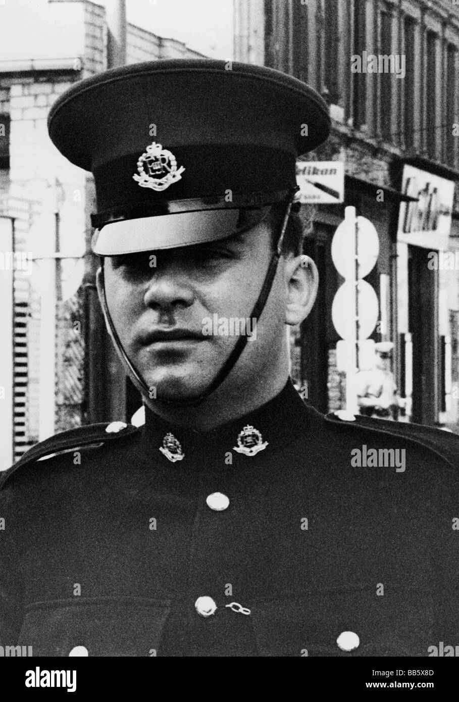 Geografia / viaggio, Germania, Berlino, muro, Checkpoint Charlie, valico di frontiera per Allied Personal, Friedrichstrasse, poliziotto militare britannico, 1970, Foto Stock