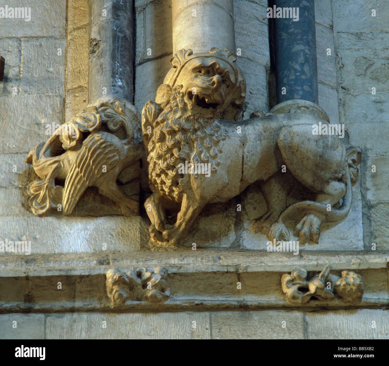 La Cattedrale di Durham scolpiti lion e bird dettaglio sulla parete sud del coro Foto Stock