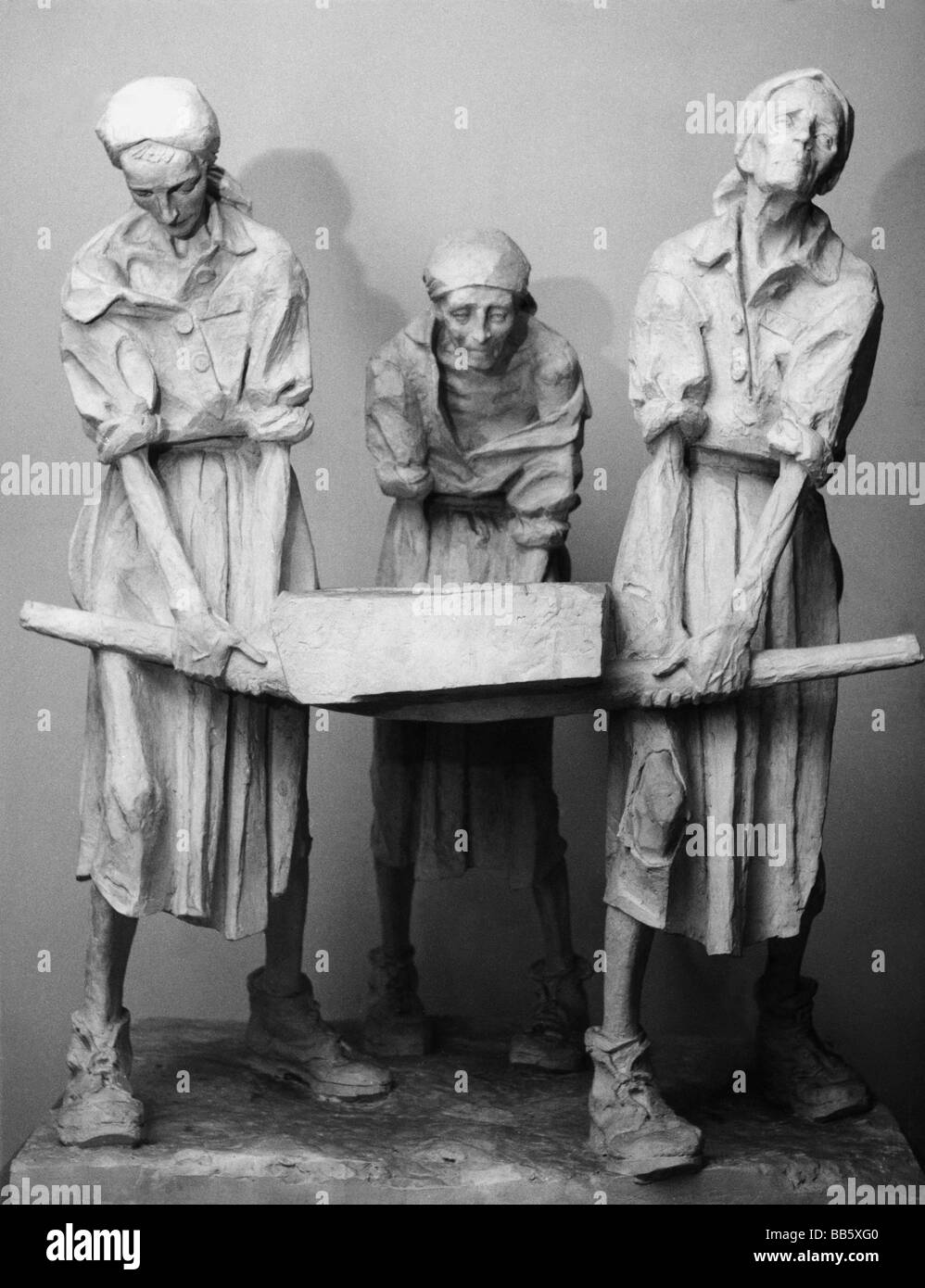 Geografia / viaggio, Polonia, Oswiecim, Memoriale del campo Di Concentramento di Auschwitz, prigionieri al lavoro, scultura di un ex prigioniero, 1963, Foto Stock