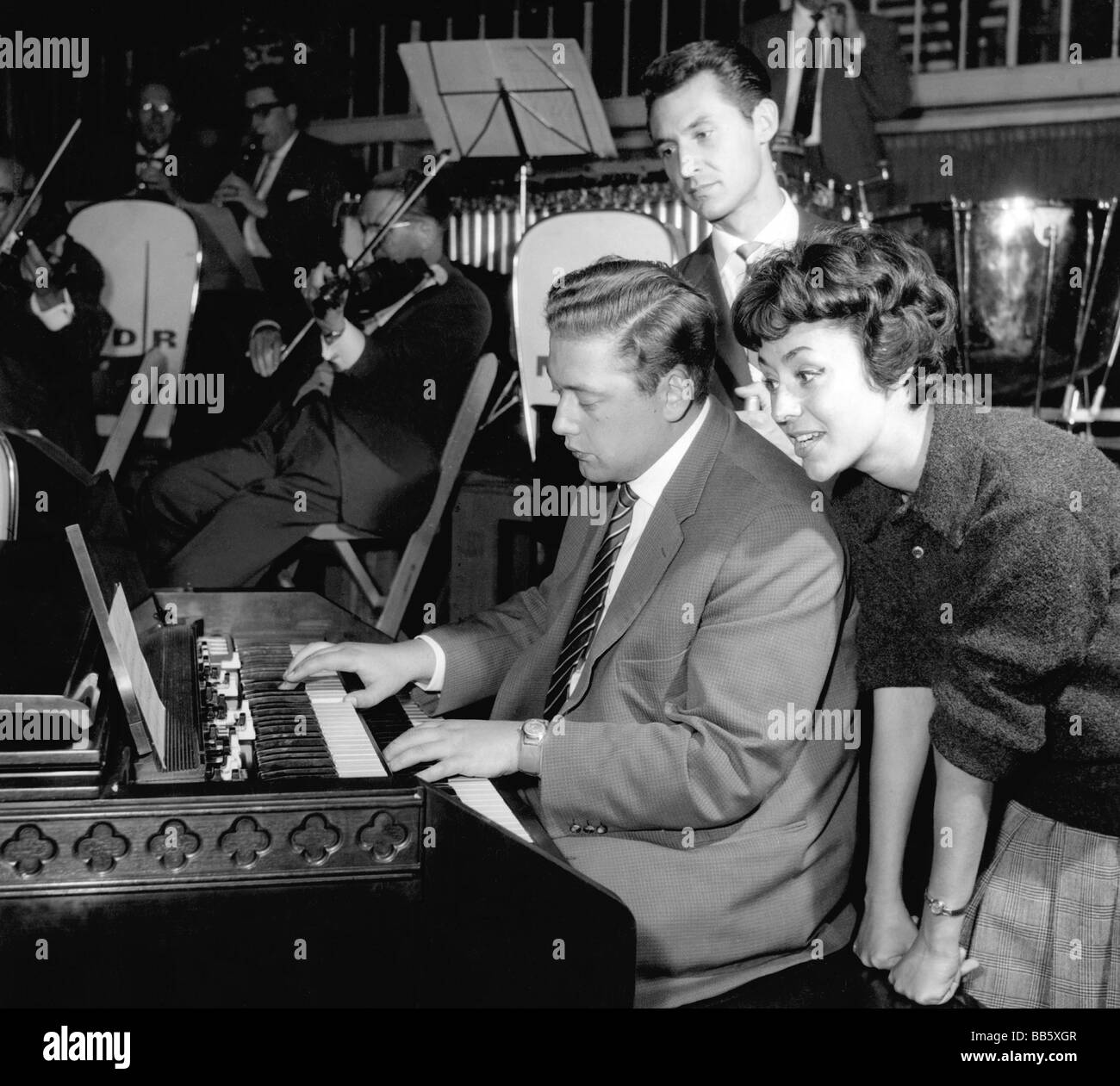 Wunderlich, Klaus, 18.6.1931 - 28.10.1997, musicista tedesco (organista), a metà lunghezza, con Caterina Valente e suo fratello Silvio Francesco, 1950s, Foto Stock