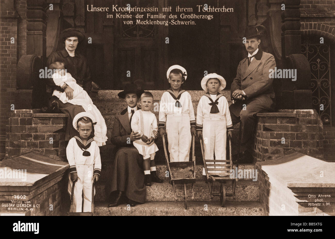 Frederick Francis IV, 9.4.1882 - 17.11.1945, Granduca di Meclemburgo-Schwerin 10.4.1897 - 13.11.1918, con famiglia, cartolina, otto Ahrens, Ribnitz, 1915, , Foto Stock