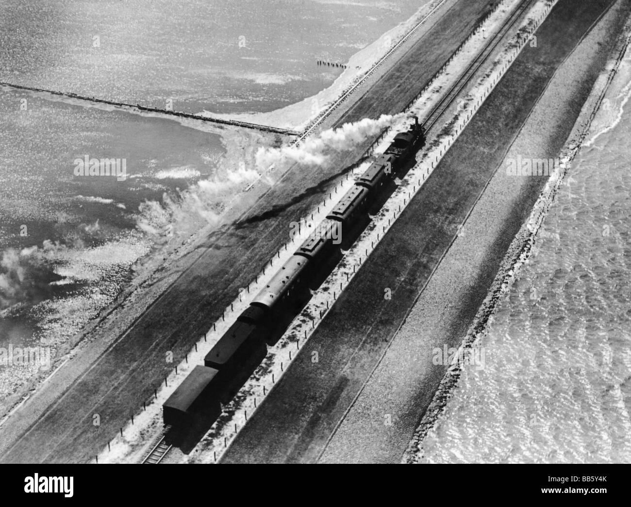 Trasporti / trasporti, ferrovia, rotte, Germania, Niebuell - Sylt, treno che attraversa wadden SEA, Deutsche Reichsbahn pubbliche relazioni, circa 1930, Foto Stock