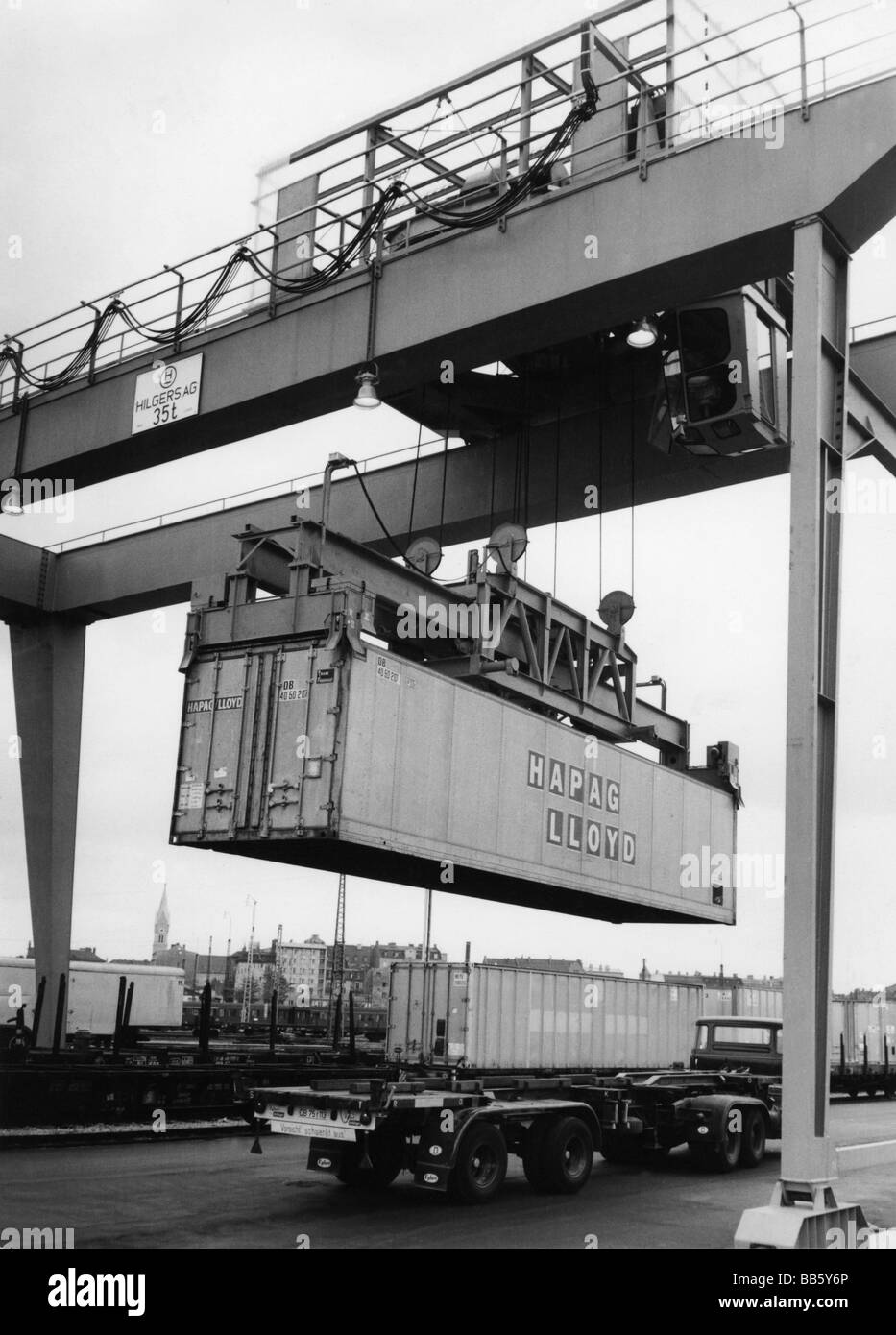 Trasporto / trasporto, ferrovia, deposito merci, trasporto di un container su un camion, Germania, 1967, Foto Stock