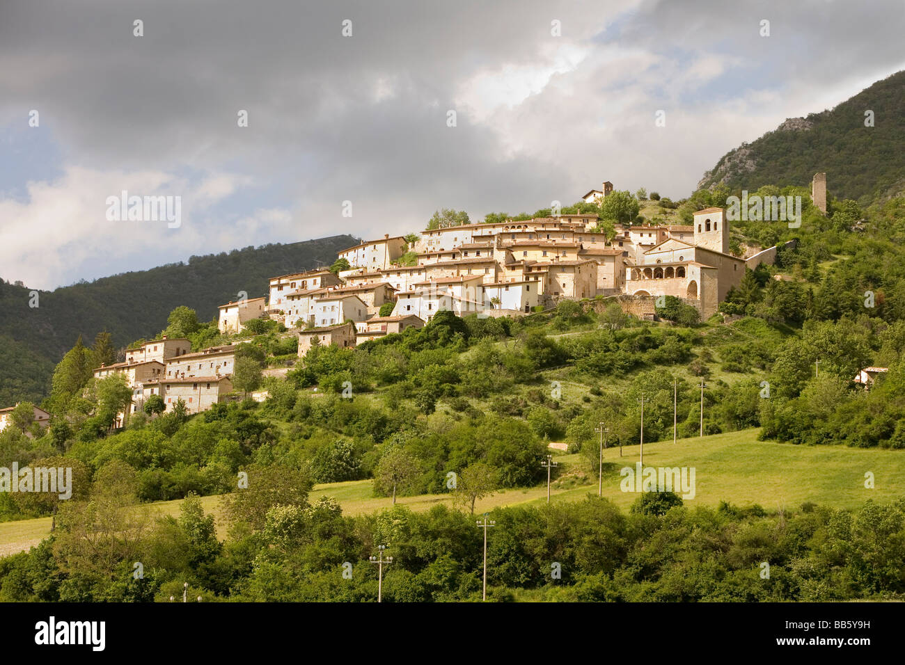 Rurale tipico borgo collinare di campi in Umbria in Italia Foto Stock