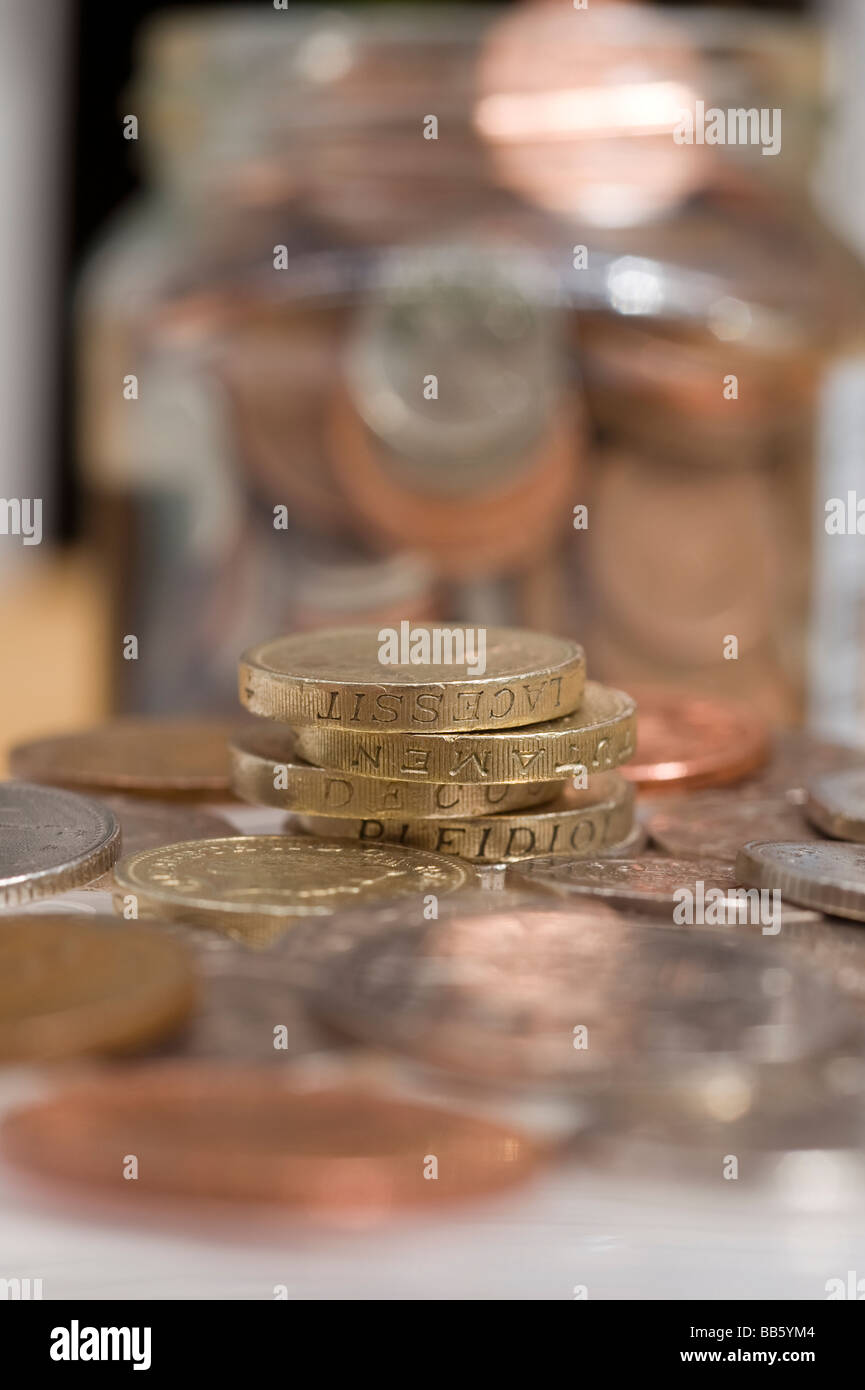 Allentate il cambiamento: un vasetto di marmellata piena di monete, sterlina monete in primo piano. Foto da Jim Holden. Foto Stock
