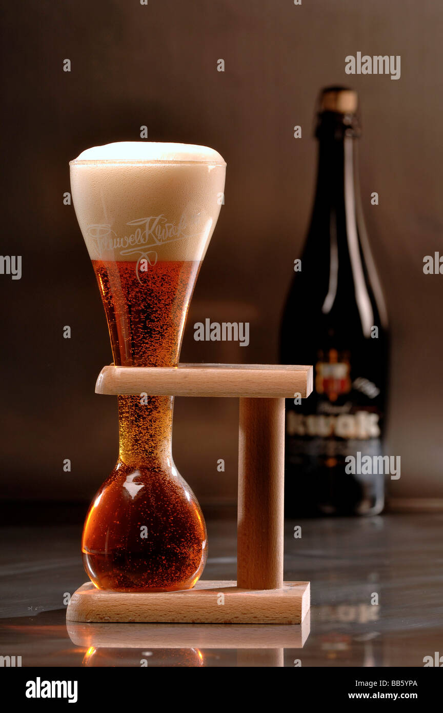 Vetro e bottiglia di Kwak birra belga Foto stock - Alamy