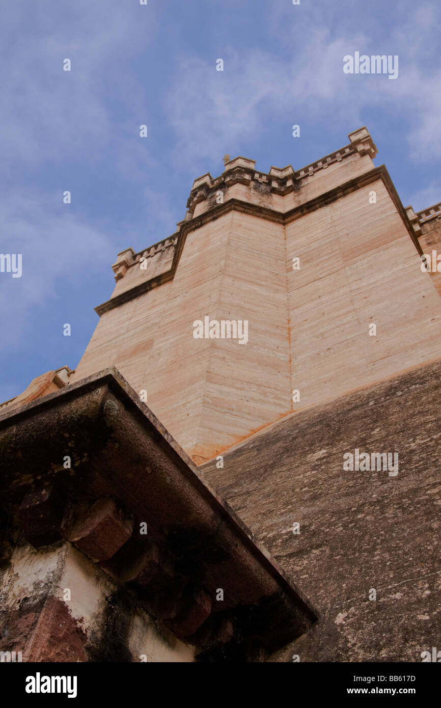 Geometria complessa della torretta nella parete della diga Foto Stock