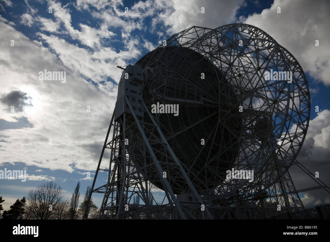 Il Lovell radio telescopio al Jodrell Bank, Cheshire, stagliano contro una drammatica del cielo della sera. Foto Stock