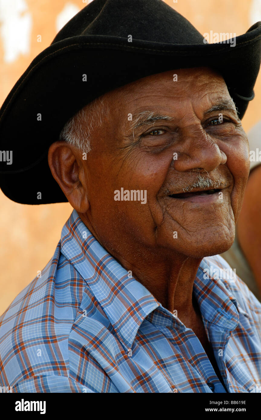 Sorridente vecchio uomo cubano, Trinidad, Cuba Foto Stock