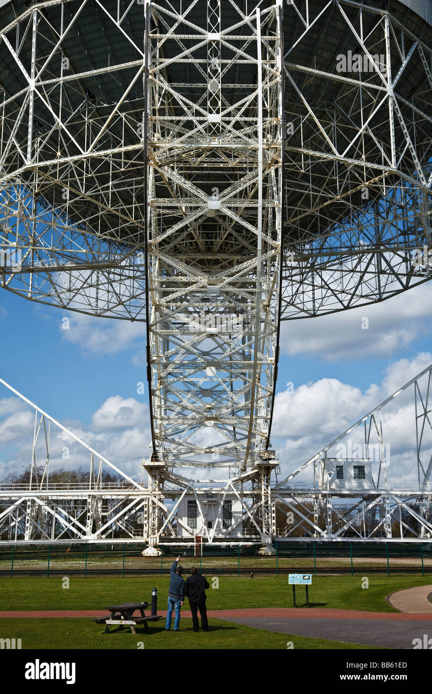 Visitatori sopraffatte dalla Lovell radio telescopio al Jodrell Bank, Cheshire. Foto Stock