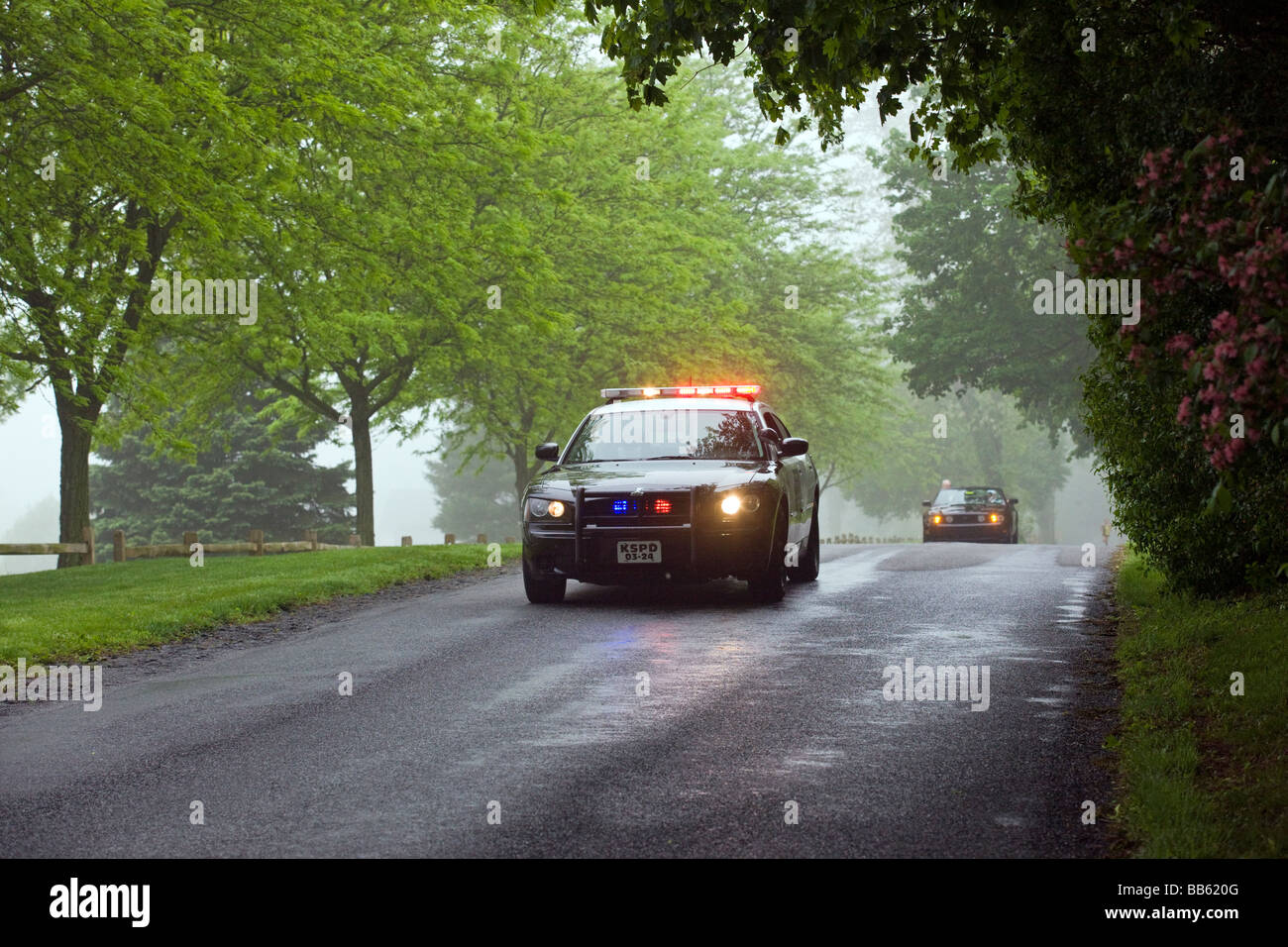 Auto della Polizia si cancella il percorso per una primavera 10K la gara su strada di Kennett Square Pennsylvania USA Foto Stock
