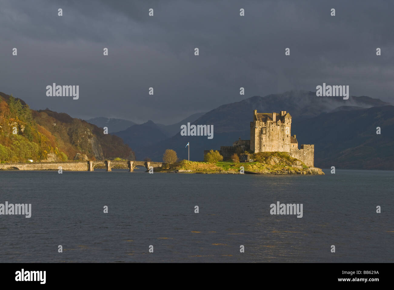 Eilean Donan Castle Loch Duich Lochalsh regione delle Highlands Scozzesi Aprile 2009 Foto Stock
