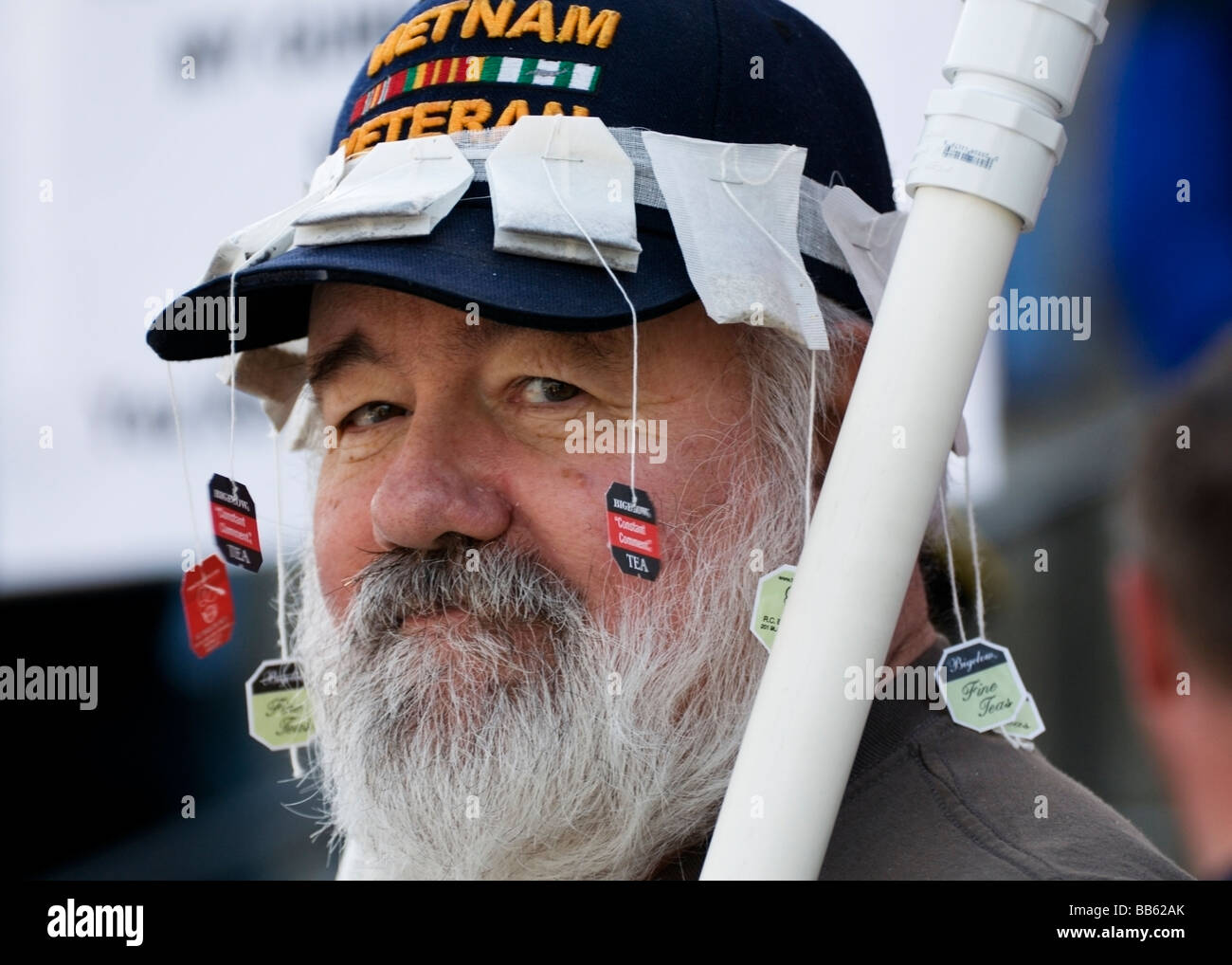 Primo piano di un veterano del Vietnam con bustine di tè appeso il suo cappello prese il 15 aprile 2009 in Olympia Washington Foto Stock