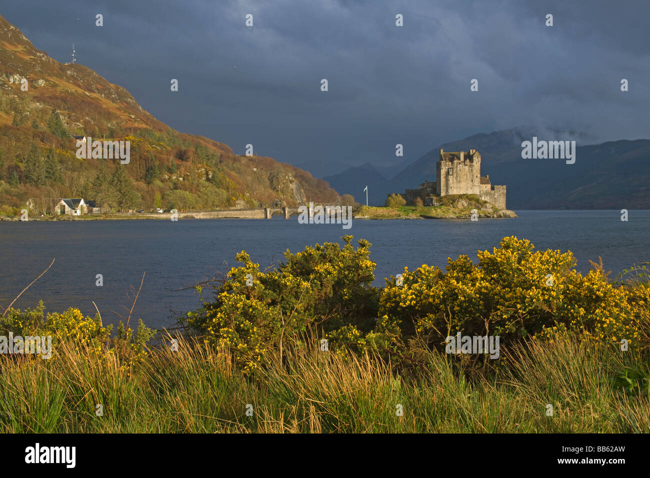 Eilean Donan Castle Loch Duich Lochalsh regione delle Highlands Scozzesi Aprile 2009 Foto Stock