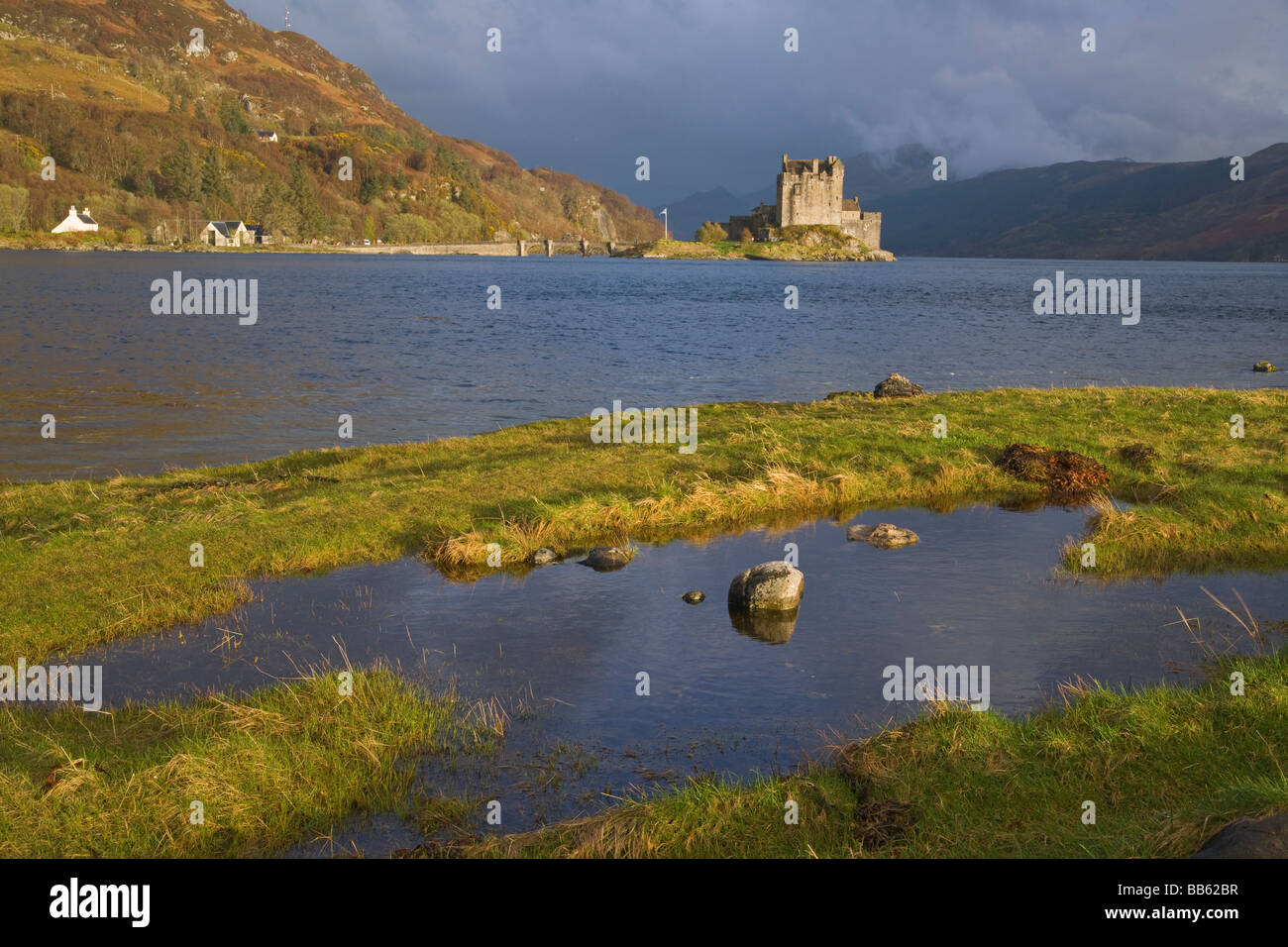 Eilean Donan Castle Loch Duich Lochalsh regione delle Highlands Scozzesi Aprile 2009 Foto Stock