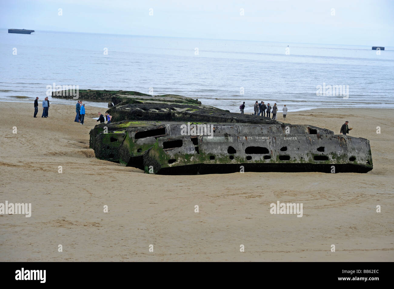 D giorno porto artificiale di Arromanches Mulberry porto spiaggia di atterraggio Calvados Normandia Francia durante la seconda guerra mondiale Foto Stock