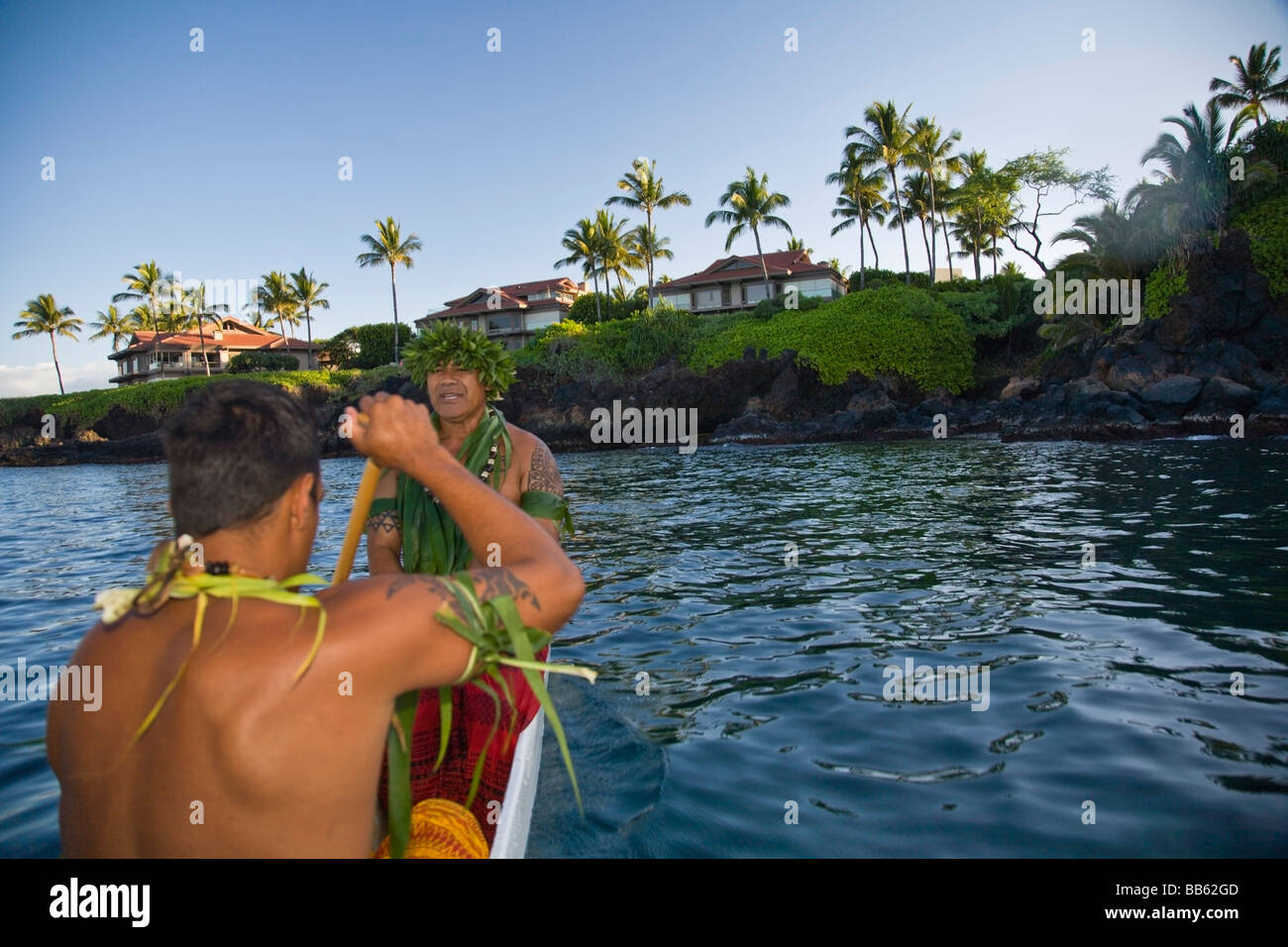 Il Wailea,Hawaii,STATI UNITI D'AMERICA,Hawaiian uomini paddling una canoa Foto Stock