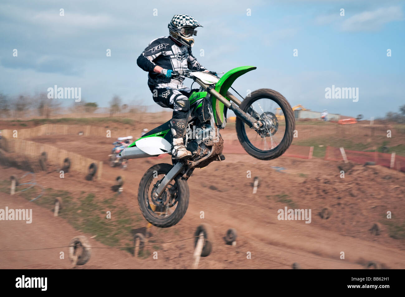 Riders getting airborne durante una gara di Motocross Foto Stock