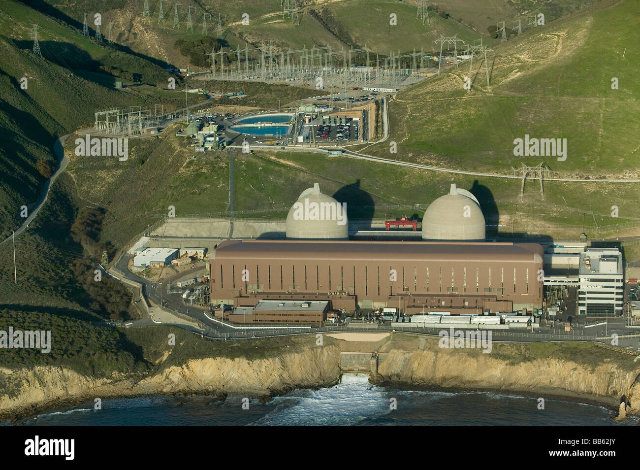 Al di sopra dell'antenna Diablo Canyon centrale nucleare Avila Beach California Pacific Coast PG&E con due reattori Westinghouse Foto Stock