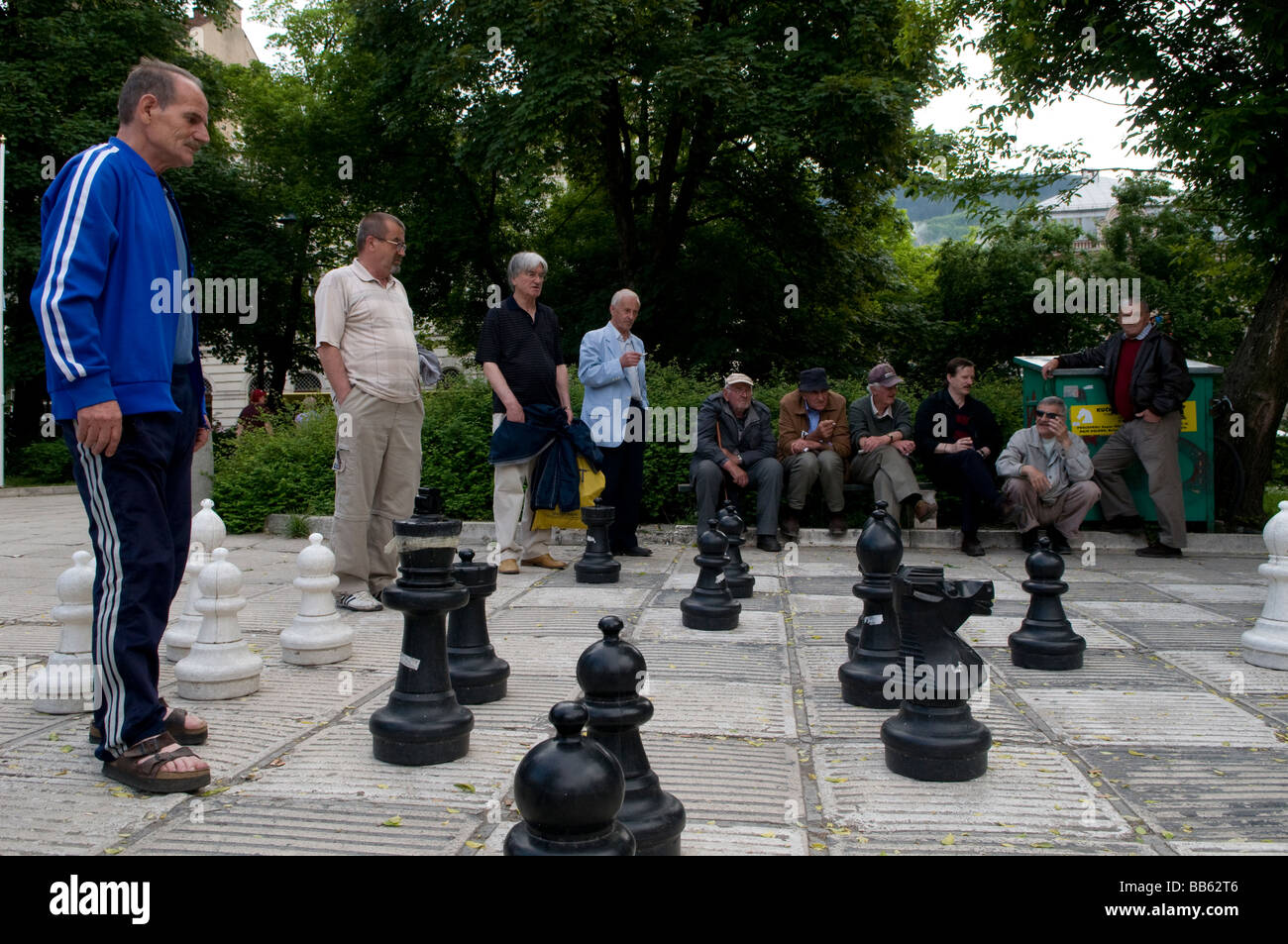 Gli uomini locali giocando a scacchi su larga scala pensione in un parco urbano a Sarajevo capitale della Bosnia ed Erzegovina Foto Stock
