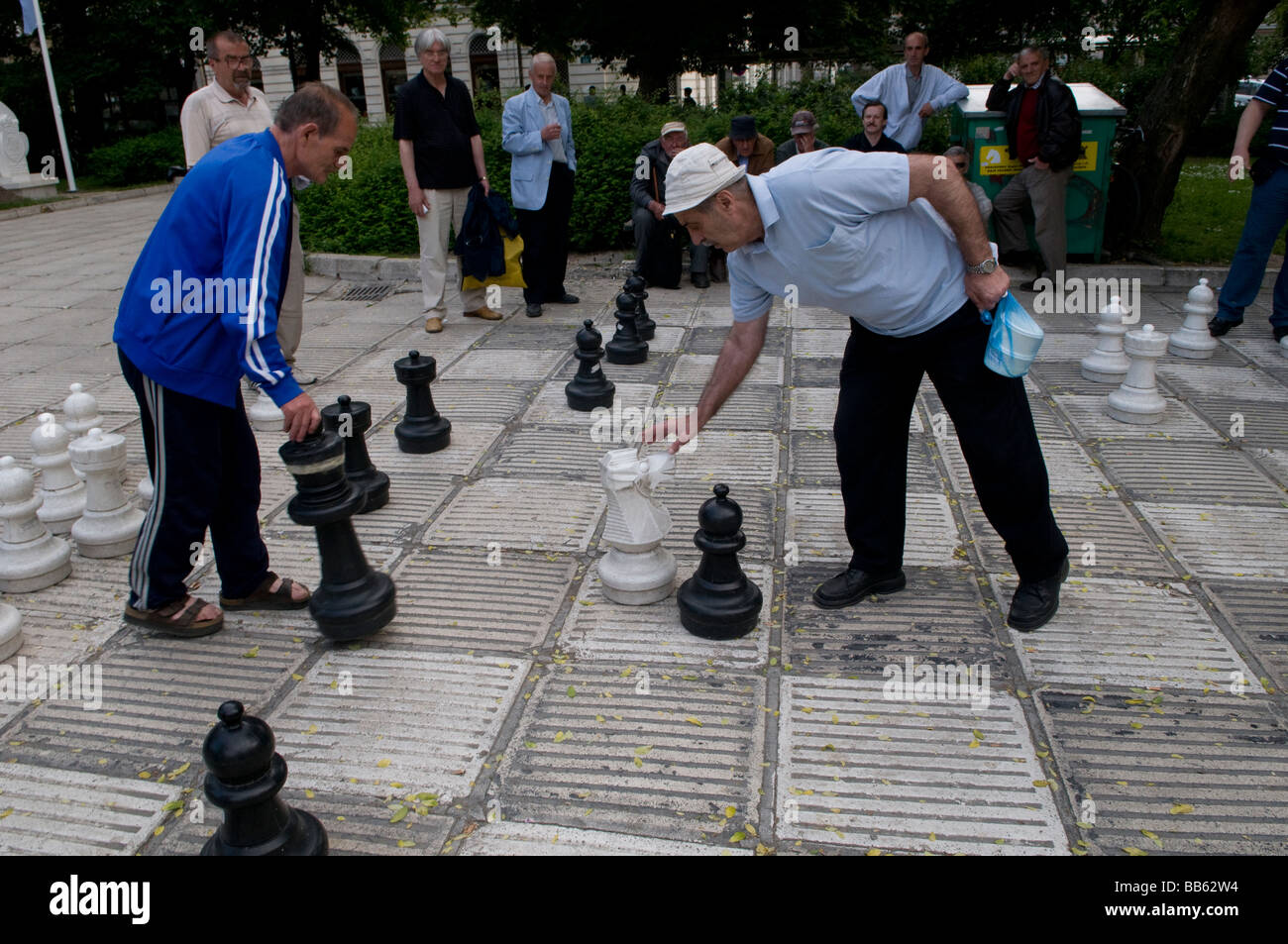 Gli uomini locali giocando a scacchi su larga scala pensione in un parco urbano a Sarajevo capitale della Bosnia ed Erzegovina Foto Stock