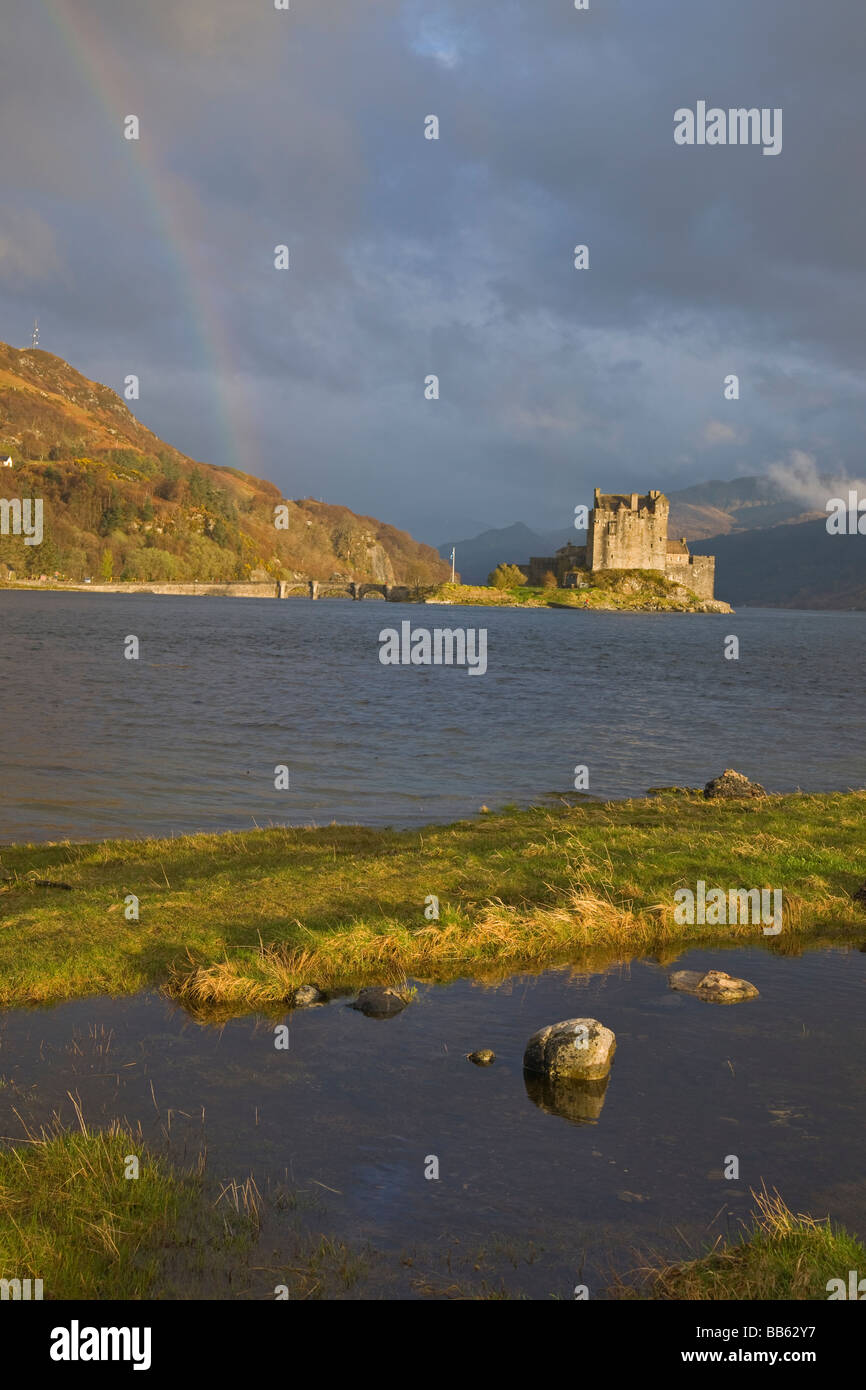 Eilean Donan Castle Loch Duich Lochalsh regione delle Highlands Scozzesi Aprile 2009 Foto Stock