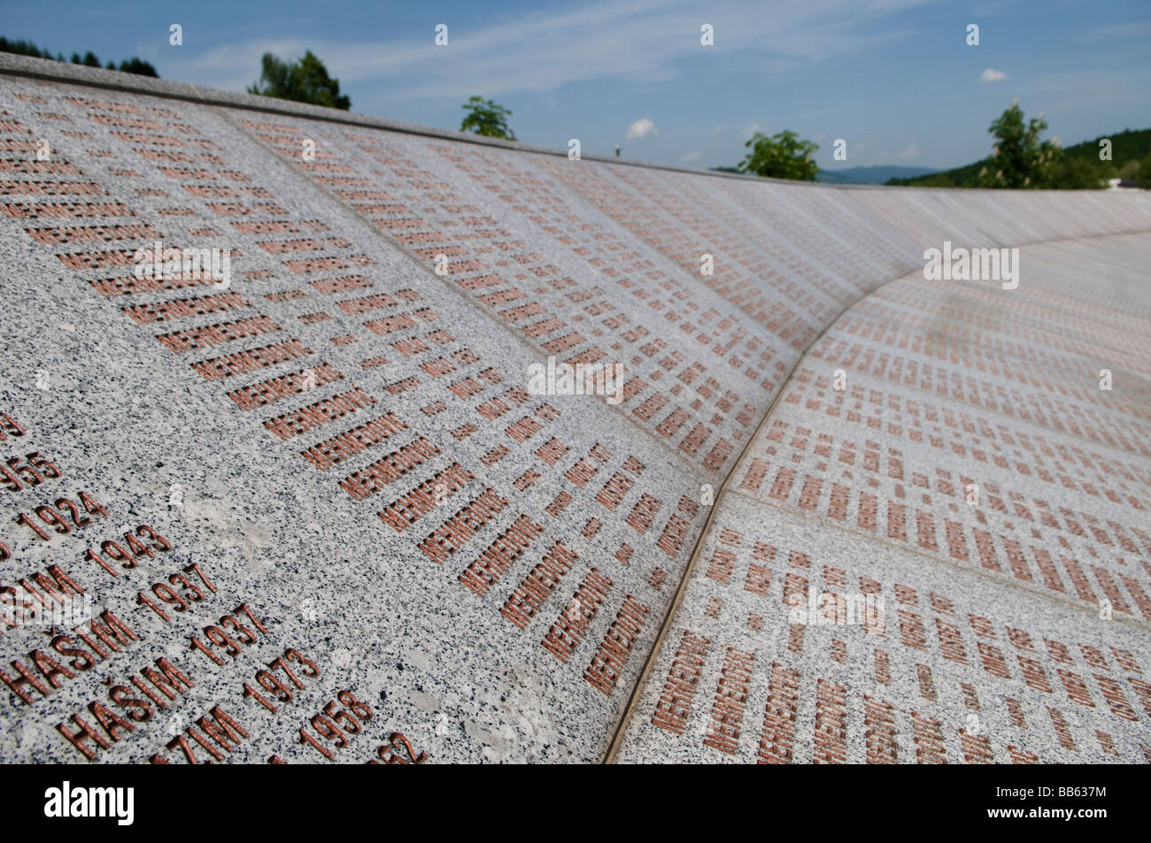Muro dei nomi a Srebrenica Potocari monumento e cimitero del genocidio Per oltre 3000 vittime del genocidio del 1995 in Bosnia Ed Erzegovina Foto Stock
