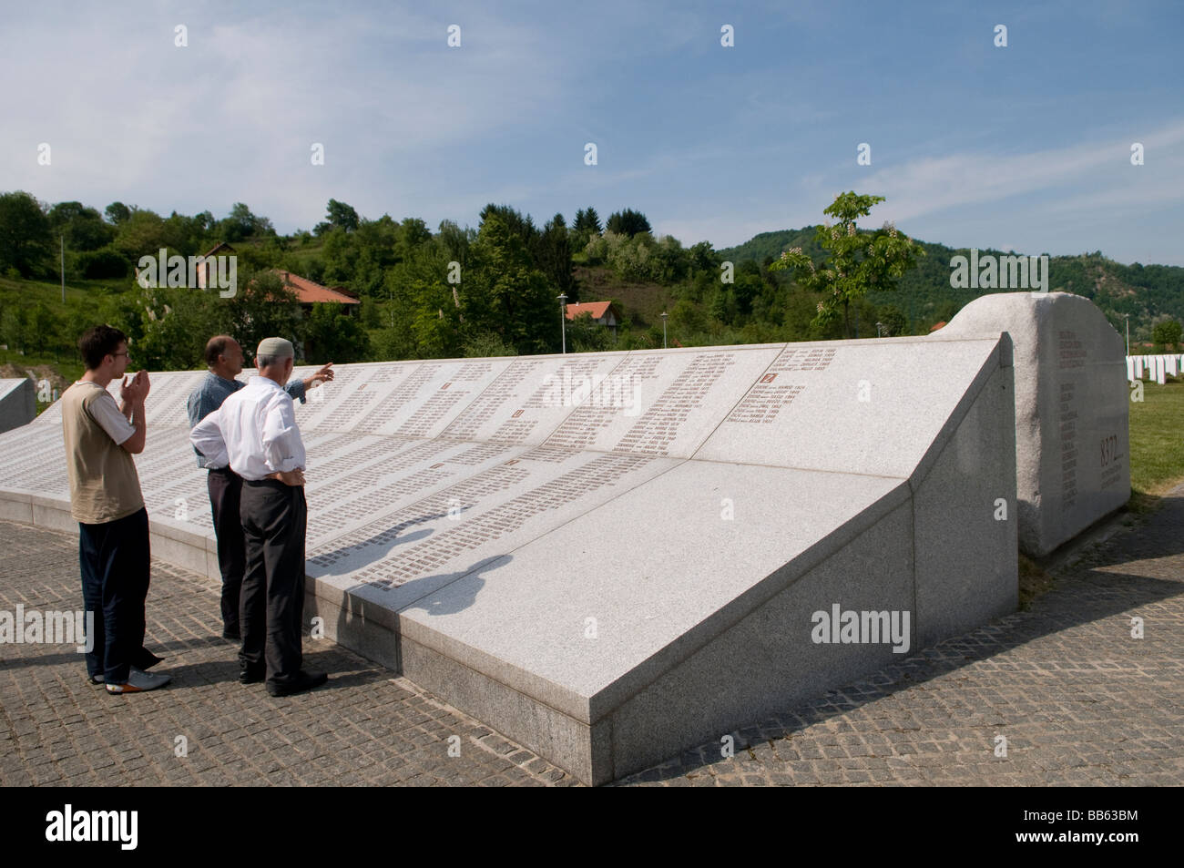 Bosniaci che leggono il muro dei nomi al memoriale del genocidio di Srebrenica Potocari E cimitero per oltre 8000 vittime di 1995 genocidio in Bosnia-Erzegovina Foto Stock