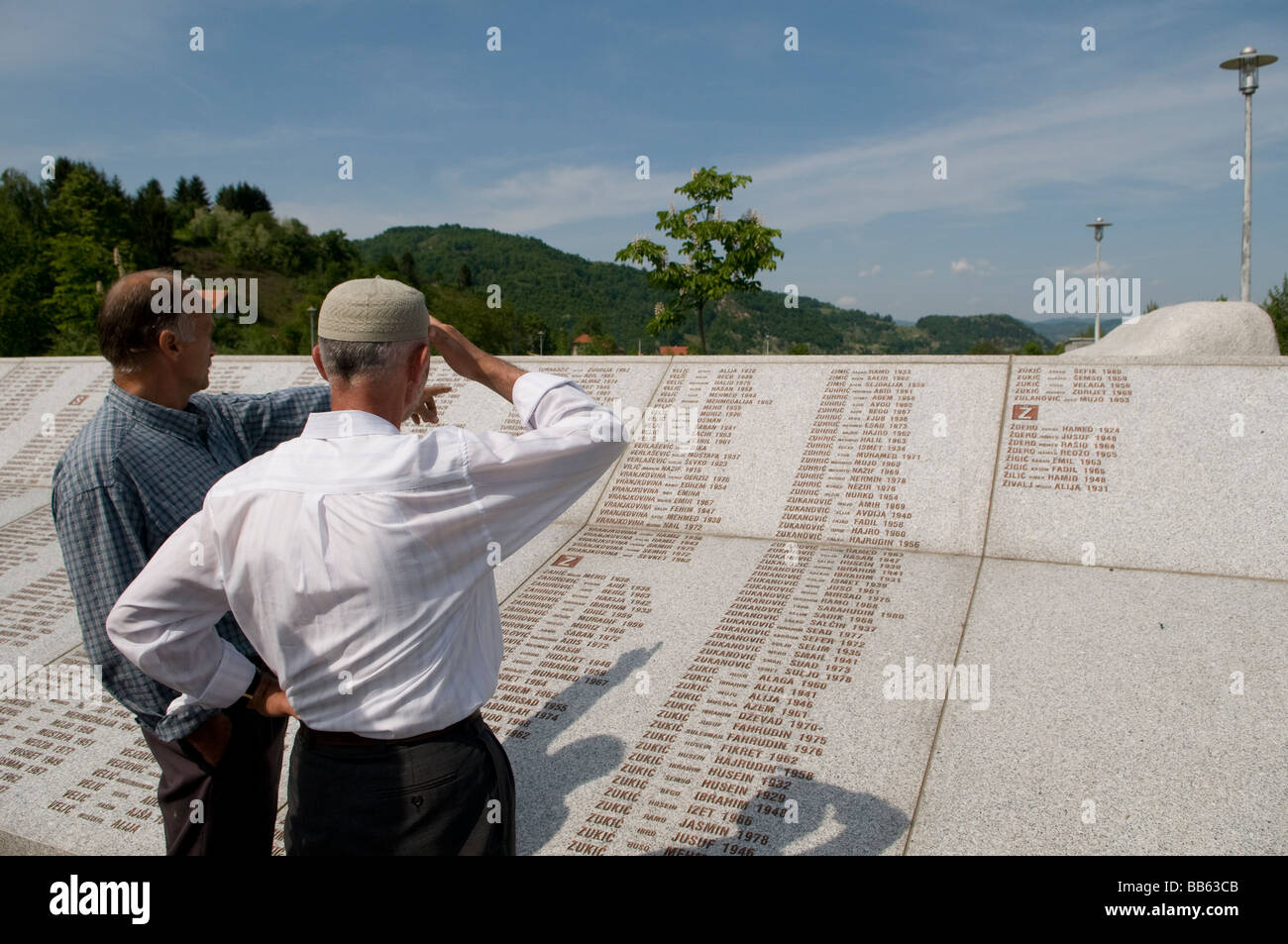 Bosniaci che leggono il muro dei nomi al memoriale del genocidio di Srebrenica Potocari E cimitero per oltre 3000 vittime di 1995 genocidio in Bosnia-Erzegovina Foto Stock