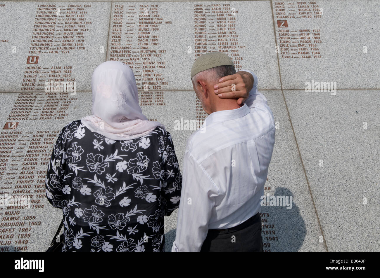 Bosniaci che leggono il muro dei nomi al memoriale del genocidio di Srebrenica Potocari E cimitero per oltre 8000 vittime di 1995 genocidio in Bosnia-Erzegovina Foto Stock