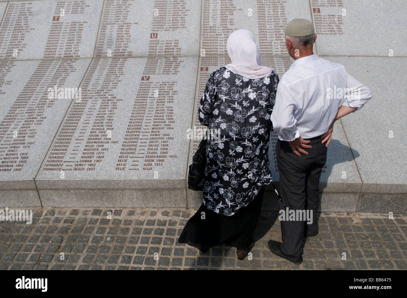Bosniaci che leggono il muro dei nomi al memoriale del genocidio di Srebrenica Potocari E cimitero per oltre 8000 vittime di 1995 genocidio in Bosnia-Erzegovina Foto Stock