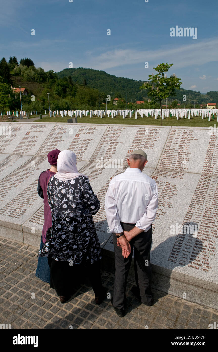 Bosniaci che leggono il muro dei nomi al memoriale del genocidio di Srebrenica Potocari E cimitero per oltre 8000 vittime di 1995 genocidio in Bosnia-Erzegovina Foto Stock