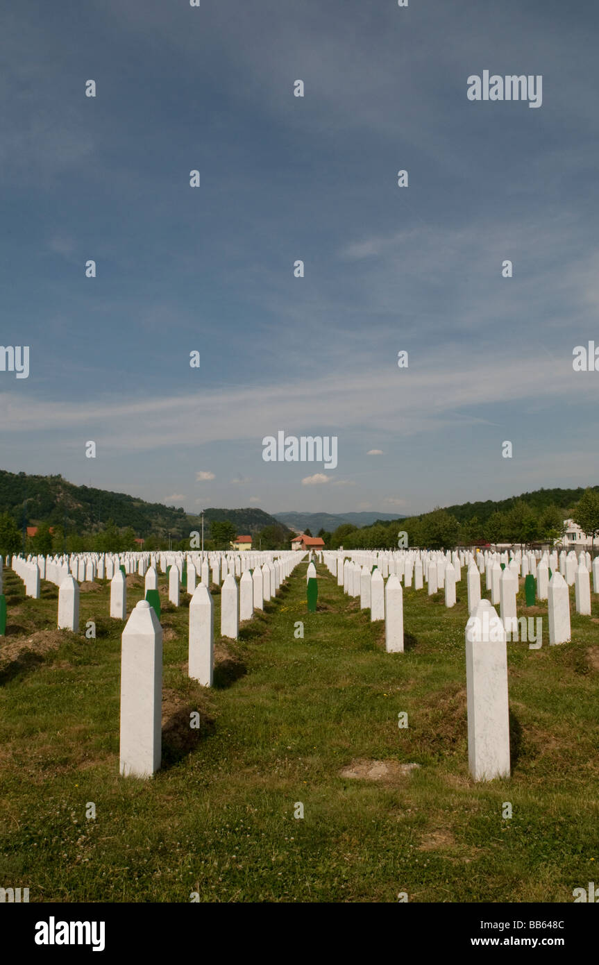 Lapidi allestite presso il memoriale del genocidio di Srebrenica Potocari e. cimitero per oltre 3000 vittime del genocidio del 1995 Bosnia-Erzegovina Foto Stock