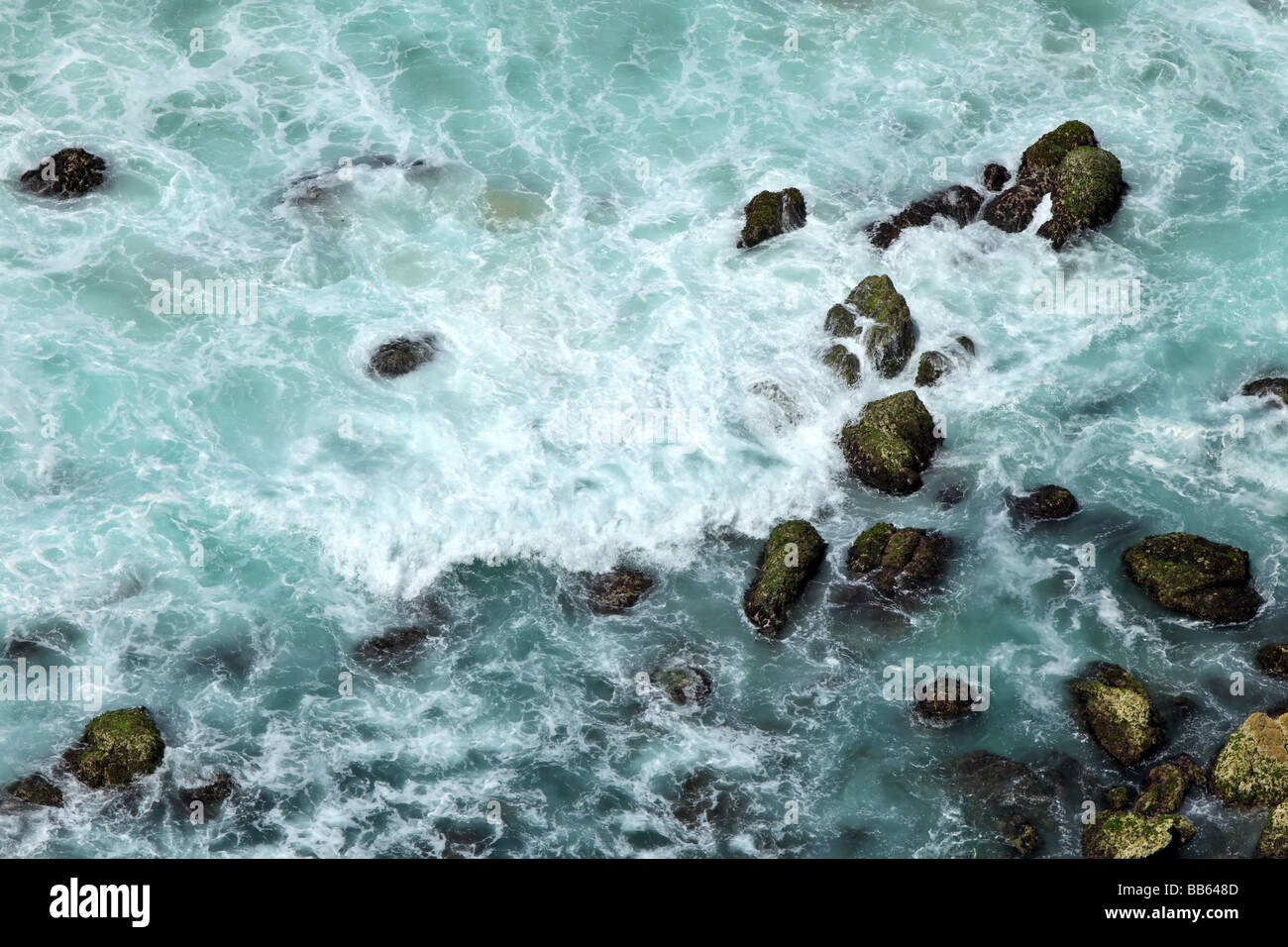 Ocean di onde che si infrangono sulle rocce per utilizzare come sfondo Foto Stock