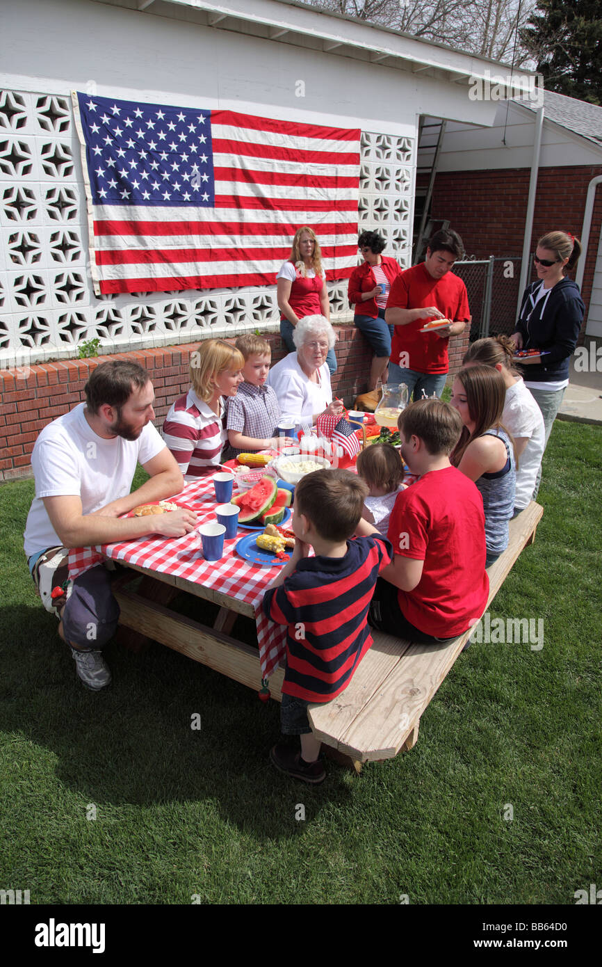 Grande raduno della famiglia per un quarto di luglio del barbecue Foto Stock