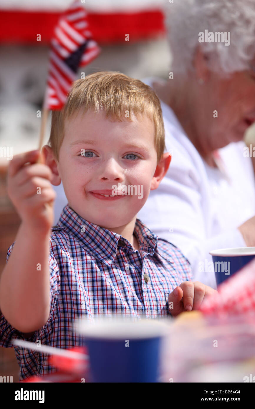 Giovane ragazzo sventola Bandiera americana Foto Stock